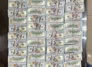 Dollar Seized Mumbai airport