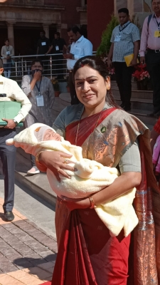 Maha MLA with baby in Legislatute